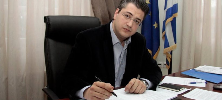 Κατέθεσε τις 50 υπογραφές και ο Τζιτζικώστας -Βγαίνω μπροστά μαζί με τη γενιά μου, τολμάμε να ελπίζουμε