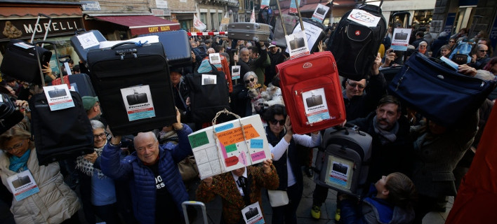 ÎšÎ¬Ï„Î¿Î¹ÎºÎ¿Î¹ ÏƒÏ„Î·Î½ Î™Ï„Î±Î»Î¯Î± Î´Î¹Î±Î¼Î±ÏÏ„ÏÏÎ¿Î½Ï„Î±Î¹ Î³Î¹Î± Ï„Î¿ Airbnb / Î¦Ï‰Ï„Î¿Î³ÏÎ±Ï†Î¯ÎµÏ‚: Associated Press