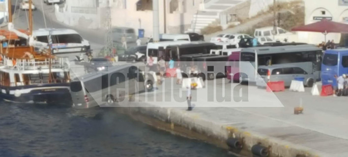 Βανάκι στο λιμάνι της Σαντορίνης αιωρείται πάνω από τη θάλασσα [εικόνες]