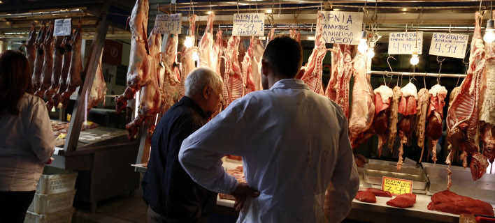 O αστικός μύθος της Βαρβακείου ξαναχτυπά: Εμφανίστηκαν σήμερα οι κυρίες που μοιράζουν δωρεάν κρέας