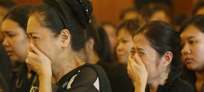 Οι Ταϊλανδοί θρηνούν τον βασιλιά τους -Ντυμένοι στα μαύρα, κλαίνε όπου κι αν βρεθούν [εικόνες]