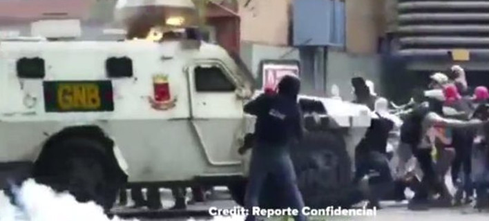 Σοκαριστικό βίντεο από τη Βενεζουέλα: Θωρακισμένο όχημα πατά διαδηλωτές [βίντεο]