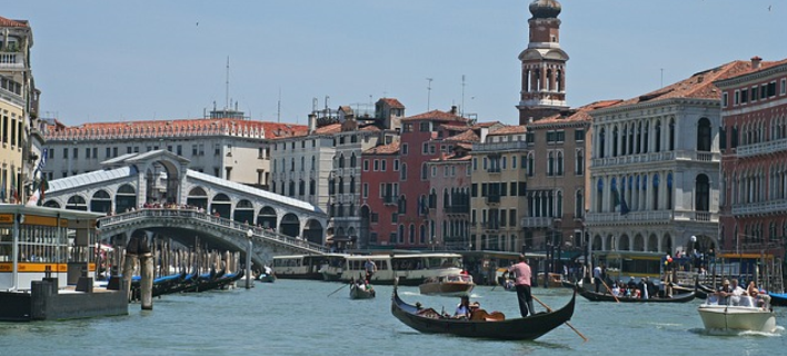 Ο δήμος Βενετίας απαγορεύει τις βαλίτσες με ροδάκια: Κάνουν θόρυβο και ξυπνούν τους κατοίκους 