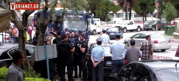 Οργή αγροτών κατά του Βαγγέλη Αποστόλου στη Βέροια: «Αλλα μας έλεγες στα μπλόκα» (VIDEO)