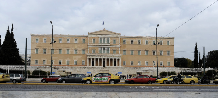 Δημοσκόπηση: Δεν «βλέπουν» καθαρή έξοδο από το μνημόνιο 7 στους 10 Ελληνες