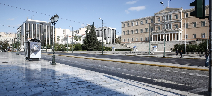 Ο κίνδυνος για νέα μέτρα βάζει στο τράπεζι το σενάριο των εκλογών