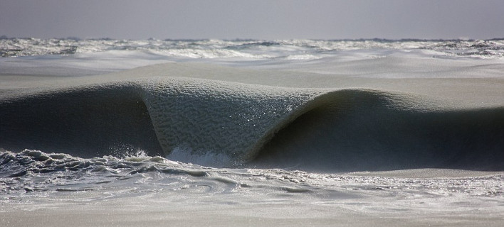 Δεν έχει ξαναγίνει: Πάγωσαν τα κύματα καθώς έσκαγαν στην ακτή [εικόνες]