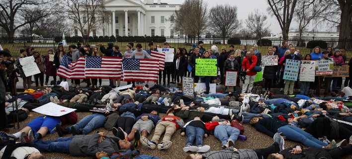 Διαμαρτυρία μαθητών έξω από τον Λ. Οίκο (Φωτογραφία: AP/ Evan Vucci)