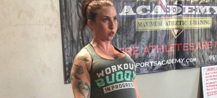 Θύελλα αντιδράσεων με έγκυο 8 μηνών που σηκώνει 125 κιλά στο γυμναστήριο [βίντεο]