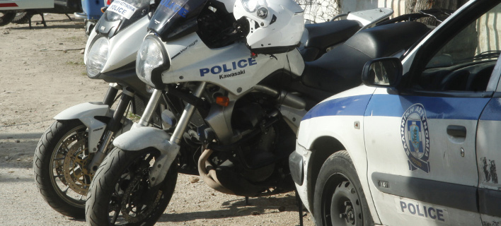 Ξυλοκόπησε τη γυναίκα και τα παιδιά του δημοσίως στα Χανιά