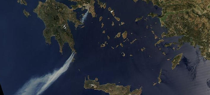 Φωτογραφία από τον δόρυφορο: «Καπνίζει» η Ελλάδα από τις πυρκαγιές [εικόνα]