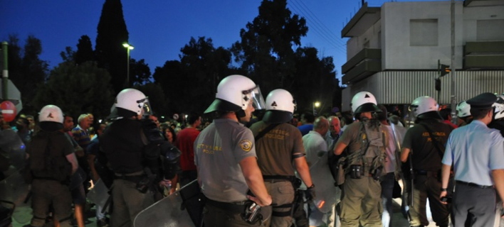 Χίος: Ενταση σε συγκέντρωση κατά των προσφύγων -Χρήση χημικών από τα ΜΑΤ
