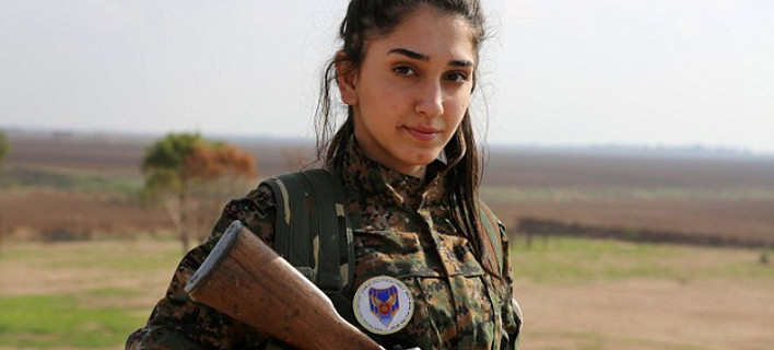 Χριστιανές παρατούν τα παιδιά τους και πιάνουν τα καλάσνικοφ -Πολεμούν τους τζιχαντιστές [εικόνες]