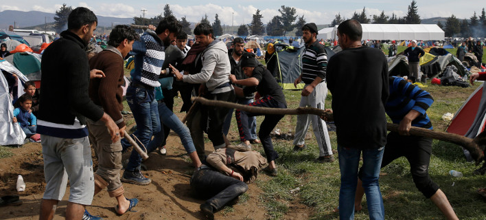 Ειδομένη: Πρόσφυγες με λοστούς και μαχαίρια – Απείλησαν δημοσιογράφους