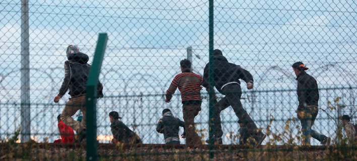 Συγκρούσεις στη «Ζούγκλα» του Καλαί -Μετανάστες επιχείρησαν να φτάσουν στο λιμάνι
