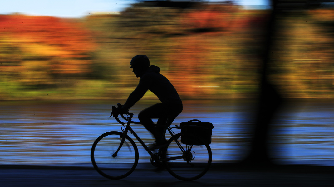 Î’ÏŒÎ»Ï„Î± Î¼Îµ Ï€Î¿Î´Î®Î»Î±Ï„Î¿ ÏƒÏ„Î·Î½ Ï†Î¸Î¹Î½Î¿Ï€Ï‰ÏÎ¹Î½Î® Î¦Î¹Î»Î±Î´Î­Î»Ï†ÎµÎ¹Î± Ï„Ï‰Î½ Î—Î Î‘ -Î¦Ï‰Ï„Î¿Î³ÏÎ±Ï†Î¯Î±: AP Photo/Matt Rourke