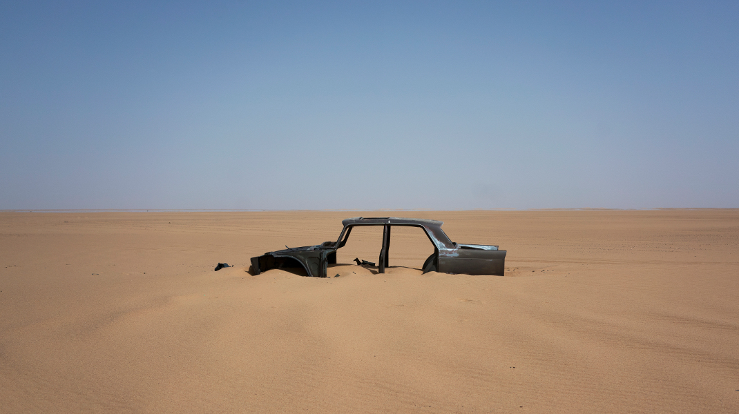 Î•Î½Î± ÎµÎ³ÎºÎ±Ï„Î±Î»ÎµÎ»ÎµÎ¹Î¼Î¼Î­Î½Î¿ Î±Ï…Ï„Î¿ÎºÎ¯Î½Î·Ï„Î¿ ÏƒÏ„Î·Î½ Î­ÏÎ·Î¼Î¿ Î£Î±Ï‡Î¬ÏÎ± -Î£Ï„Î¿ Î´ÏÏŒÎ¼Î¿ Ï€Î¿Ï… Ï€Î¹Î± Ï‡ÏÎ·ÏƒÎ¹Î¼Î¿Ï€Î¿Î¹Î¿ÏÎ½ Ï€ÏÏŒÏƒÏ†Ï…Î³ÎµÏ‚ -Î¦Ï‰Ï„Î¿Î³ÏÎ±Ï†Î¯Î±: AP Photo/Jerome Delay