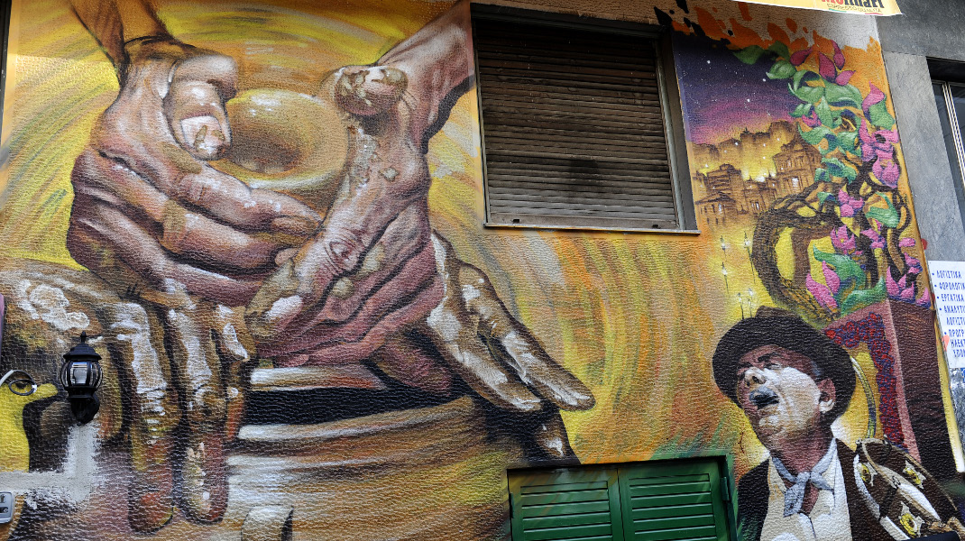 Γκράφιτι στα Εξάρχεια, «αφηγείται» την ιστορία του μπαρμπα-Γιάννη κανατά - Φωτογραφία: EUROKINISSI/ΤΑΤΙΑΝΑ ΜΠΟΛΑΡΗ  