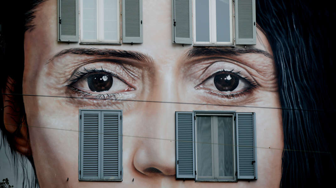 Î•ÎºÏ€Î»Î·ÎºÏ„Î¹ÎºÏŒ Î³ÎºÏÎ¬Ï†Î¹Ï„Î¹ ÏƒÎµ Ï„Î¿Î¯Ï‡Î¿ Ï„Î¿Ï… ÎœÎ¹Î»Î¬Î½Î¿Ï… Î±Ï€ÎµÎ¹ÎºÎ¿Î½Î¯Î¶ÎµÎ¹ Ï„Î·Î½ performance artist ÎœÎ±ÏÎ¯Î½Î± Î‘Î¼Ï€ÏÎ¬Î¼Î¿Î²Î¹Ï„Ï‚ -Î¦Ï‰Ï„Î¿Î³ÏÎ±Ï†Î¯Î±: AP Photo/Luca Bruno