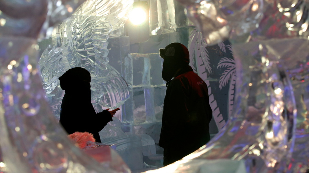 Î•Î¾Ï‰ 47 Î²Î±Î¸Î¼Î¿Î¯ ÎšÎµÎ»ÏƒÎ¯Î¿Ï…, Î¼Î­ÏƒÎ± -6: Î‘Î½Î¬ÏƒÎ± Î´ÏÎ¿ÏƒÎ¹Î¬Ï‚ ÏƒÏ„Î·Î½ Î­ÏÎ·Î¼Î¿ Ï„Î¿Ï… ÎÏ„Î¿Ï…Î¼Ï€Î¬Î¹ -Î•Ï†Ï„Î¹Î±Î¾Î±Î½ ÎºÎ±Ï†Î­-Î¼Ï€Î±Ï Î±Ï€ÏŒ Ï€Î¬Î³Î¿ -Î¦Ï‰Ï„Î¿Î³ÏÎ±Ï†Î¯Î±: EPA/ALI HAIDER