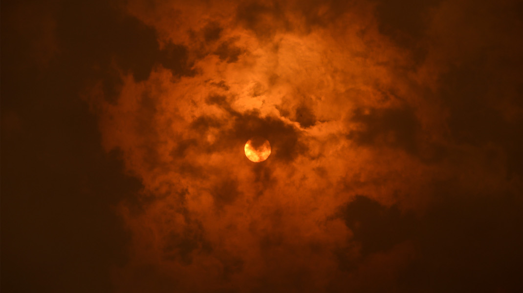 Î§Î¬Î¸Î·ÎºÎµ Î¿ Î®Î»Î¹Î¿Ï‚ Î±Ï€ÏŒ Ï„Î¿Ï…Ï‚ ÎºÎ±Ï€Î½Î¿ÏÏ‚ ÏƒÏ„Î·Î½ ÎšÎ¹Î½Î­Ï„Î±...