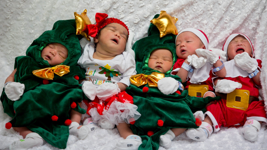 Νεογέννητα ντυμένα στο πνεύμα των ημερών σε μαιευτήριο της Μπανγκόκ -Φωτογραφία: AP Photo/Gemunu Amarasinghe