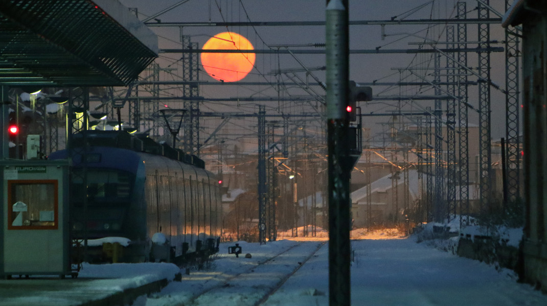 Λάρισα, ο χιονισμένος σιδηροδρομικός σταθμός -Φωτογραφία: Intimenews/ΚΥΔΩΝΑΣ ΓΙΩΡΓΟΣ