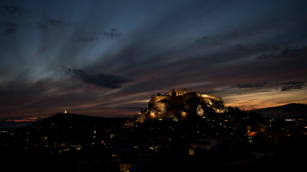 Τα χρώματα της δύσης και η Ακρόπολη μάγεψαν διεθνή πρακτορεία -Φωτογραφία: AP Photo/Petros Giannakouris