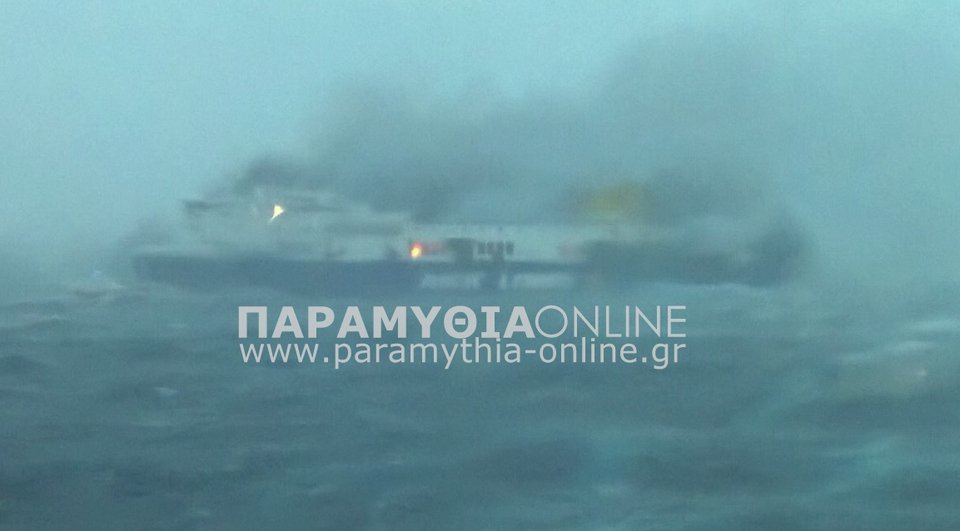 Θρίλερ με το φλεγόμενο πλοίο -Μάχη με το χρόνο για τη διάσωση των επιβαινόντων | iefimerida.gr 0