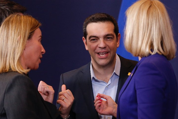 Θερμή χειραψία Τσίπρα-Μέρκελ στη Σύνοδο Κορυφής -Ολος ο διάλογος | iefimerida.gr 10