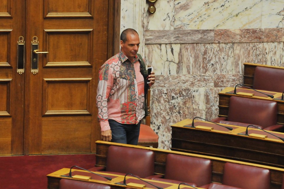 Ex-finance minister Yanis Varoufakis in an 'extremely snazzy shirt' | iefimerida.gr 2