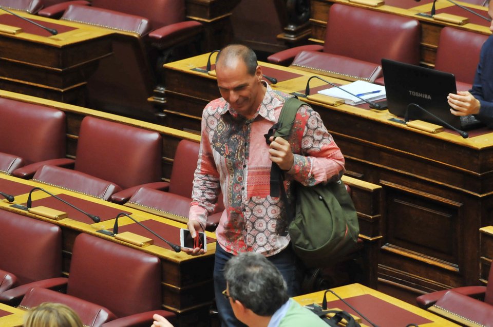 Ex-finance minister Yanis Varoufakis in an 'extremely snazzy shirt' | iefimerida.gr 3
