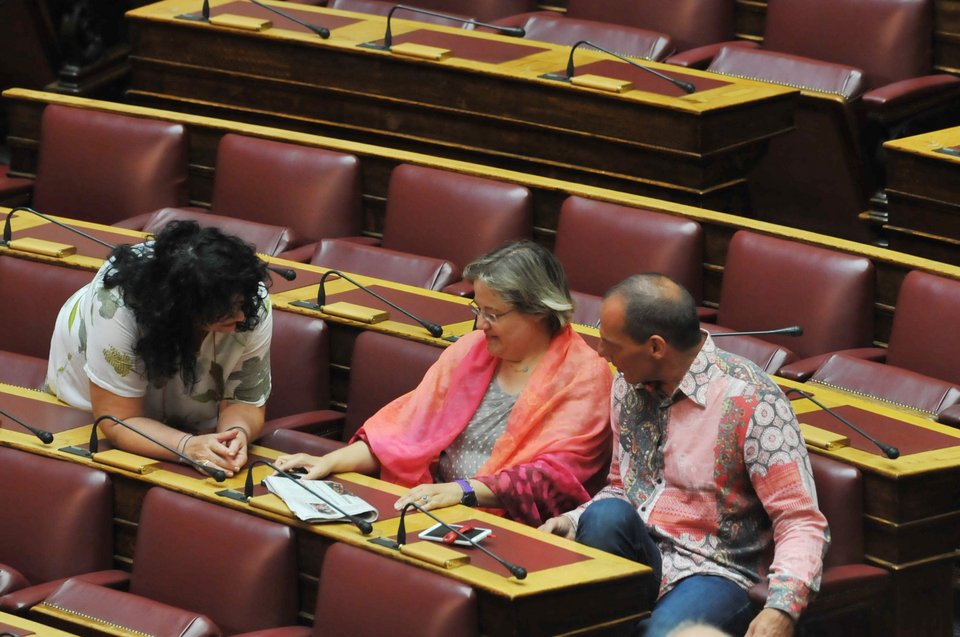 Ex-finance minister Yanis Varoufakis in an 'extremely snazzy shirt' | iefimerida.gr 4