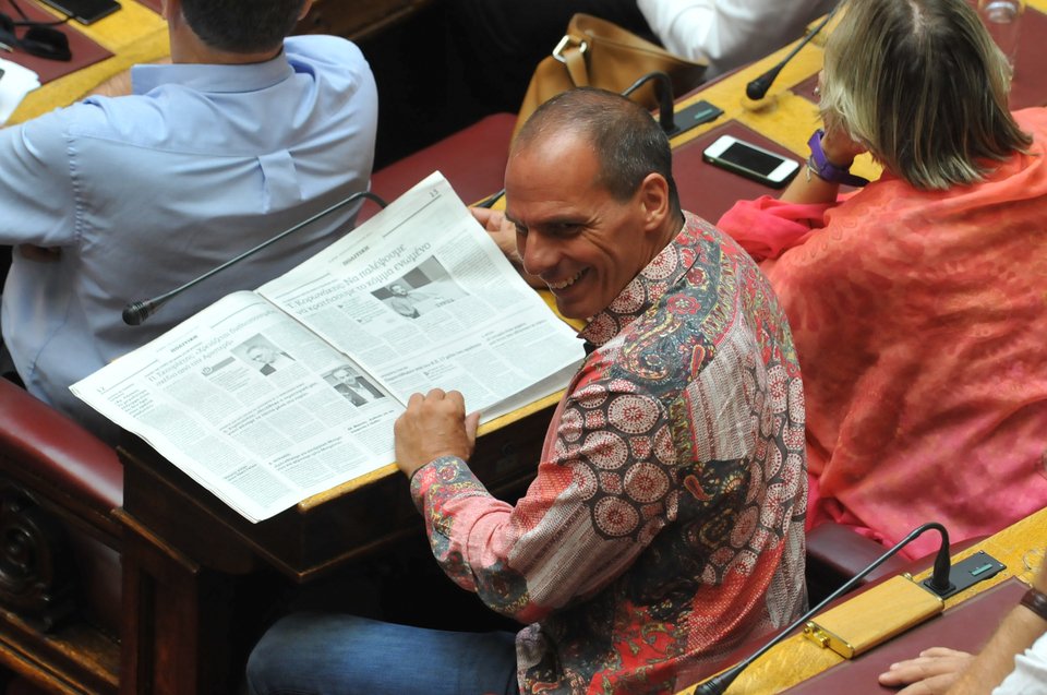 Ex-finance minister Yanis Varoufakis in an 'extremely snazzy shirt' | iefimerida.gr 5