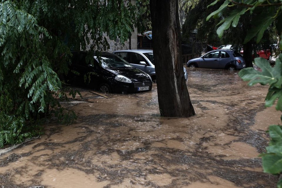 Φονική θεομηνία στην Ελλάδα: Ενας νεκρός, μια αγνοούμενη και ανυπολόγιστες ζημιές | iefimerida.gr 2