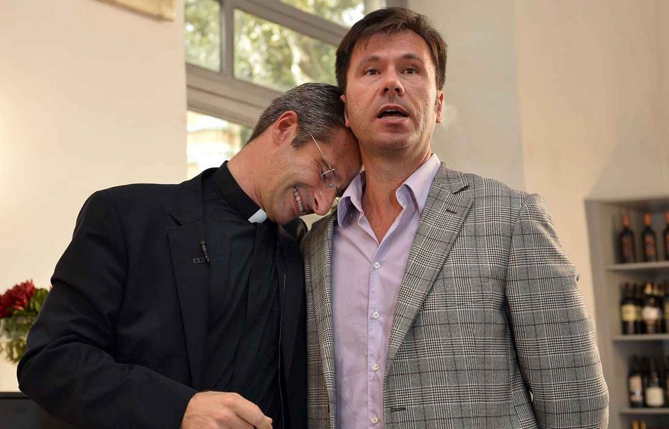 Πολωνός ιερέας συγκλονίζει: Είμαι ομοφυλόφιλος, έχω σύντροφο, ξύπνα Εκκλησία! | iefimerida.gr 0
