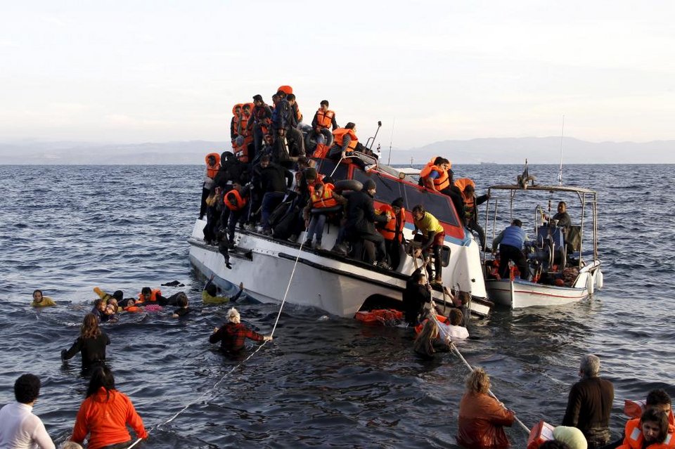Reuters: Η ακτή των ονείρων και των εφιαλτών - Σκληρές εικόνες προσφύγων που φτάνουν στη Λέσβο | iefimerida.gr 13