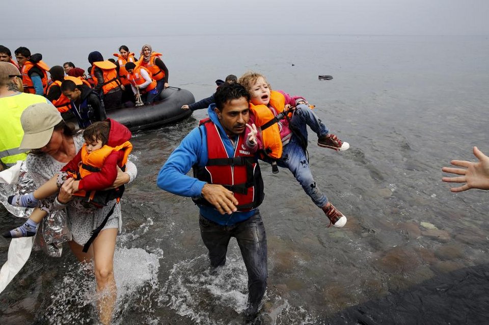 Reuters: Η ακτή των ονείρων και των εφιαλτών - Σκληρές εικόνες προσφύγων που φτάνουν στη Λέσβο | iefimerida.gr 14