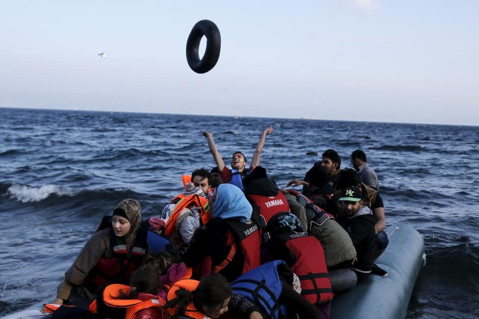 Reuters: Η ακτή των ονείρων και των εφιαλτών - Σκληρές εικόνες προσφύγων που φτάνουν στη Λέσβο | iefimerida.gr 15