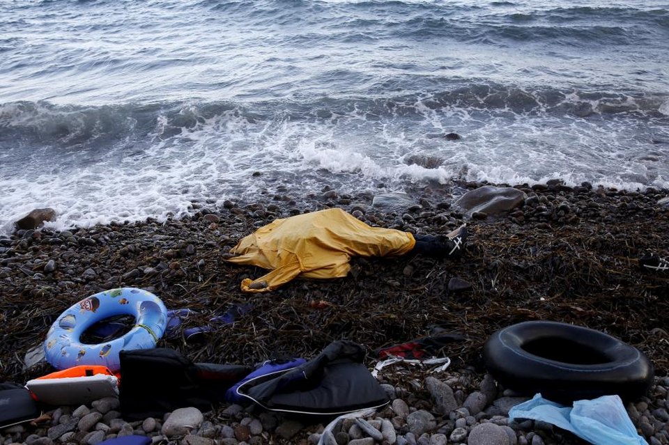 Reuters: Η ακτή των ονείρων και των εφιαλτών - Σκληρές εικόνες προσφύγων που φτάνουν στη Λέσβο | iefimerida.gr 16