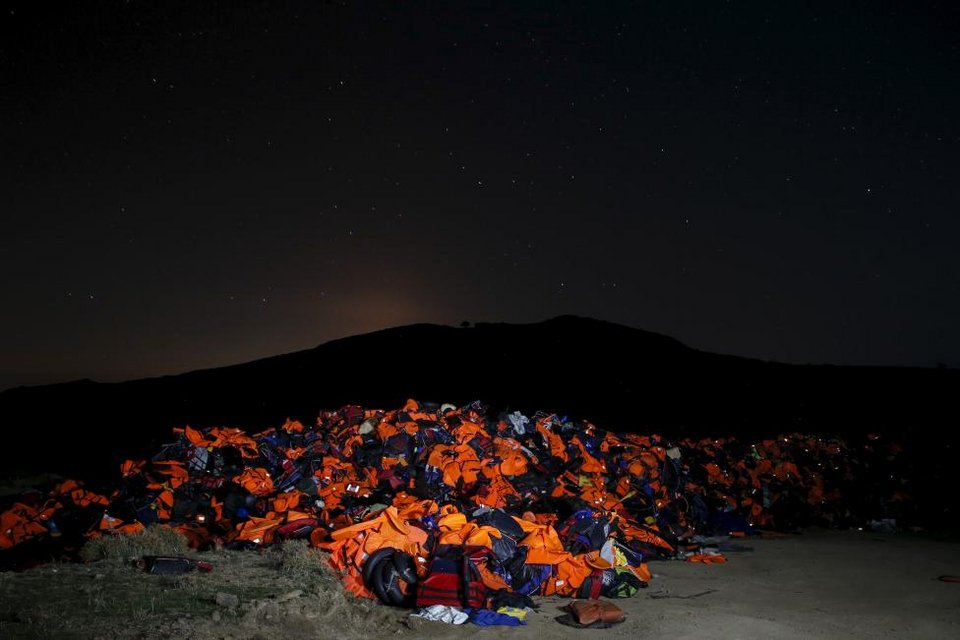Reuters: Η ακτή των ονείρων και των εφιαλτών - Σκληρές εικόνες προσφύγων που φτάνουν στη Λέσβο | iefimerida.gr 21