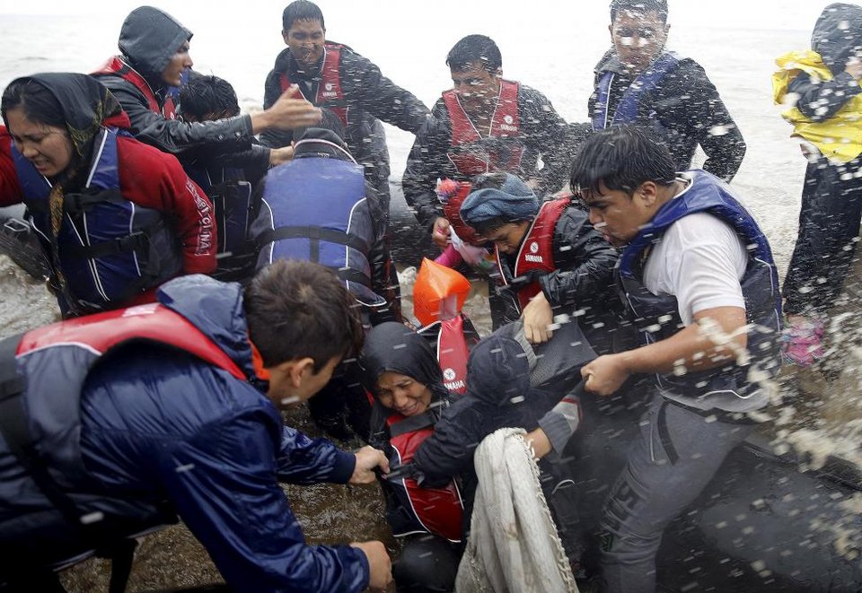Reuters: Η ακτή των ονείρων και των εφιαλτών - Σκληρές εικόνες προσφύγων που φτάνουν στη Λέσβο | iefimerida.gr 4