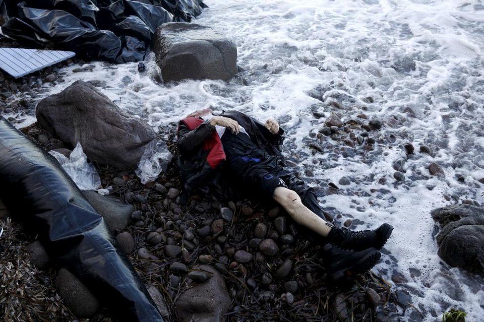Reuters: Η ακτή των ονείρων και των εφιαλτών - Σκληρές εικόνες προσφύγων που φτάνουν στη Λέσβο | iefimerida.gr 8