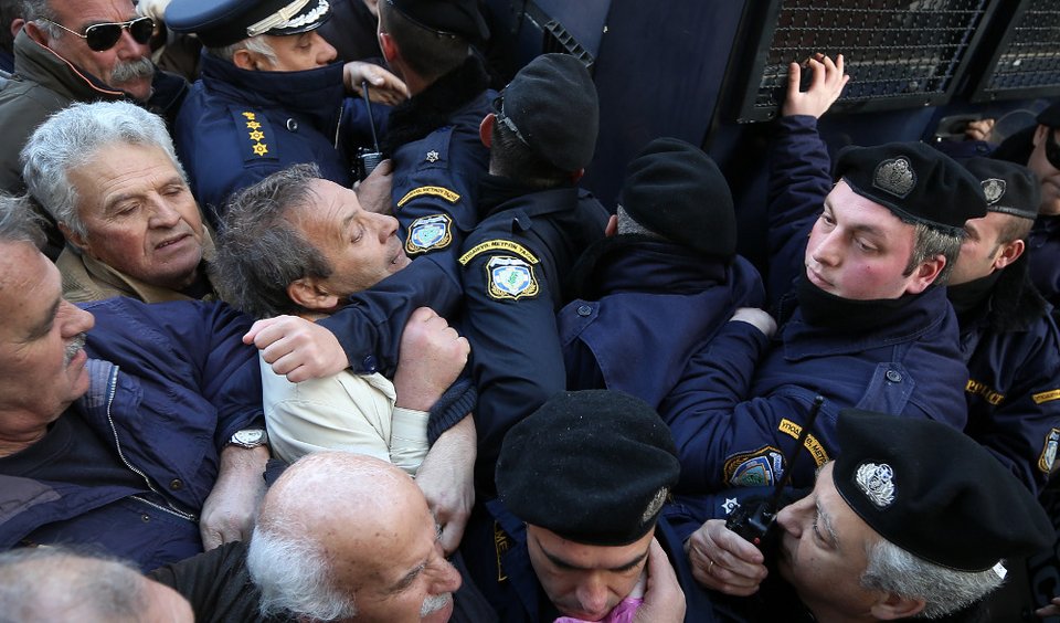 Εξοργισμένοι συνταξιούχοι πέταξαν γιαούρτια, αβγά και ντομάτες στο υπουργείο Εργασίας | iefimerida.gr 1