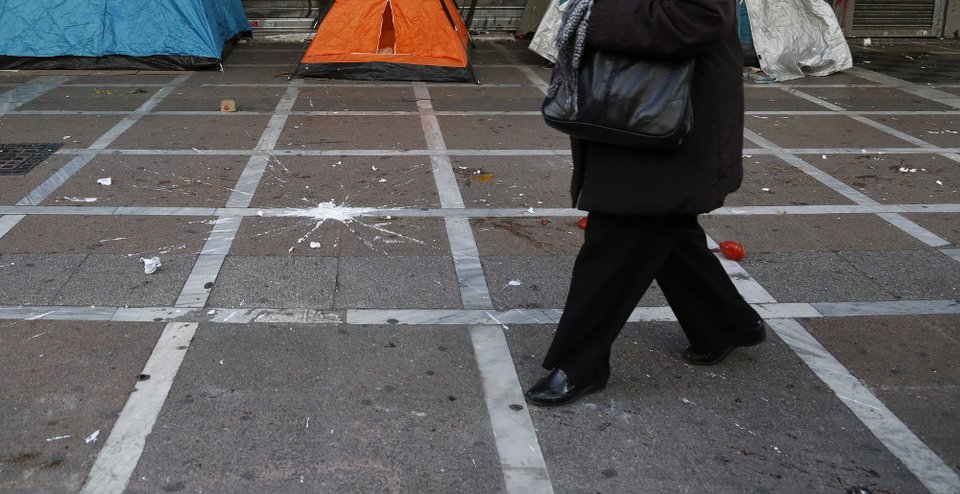 Εξοργισμένοι συνταξιούχοι πέταξαν γιαούρτια, αβγά και ντομάτες στο υπουργείο Εργασίας | iefimerida.gr 0
