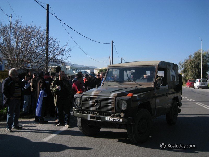 Αποδοκίμασαν τον Καμμένο στην Κω: Δεν άφηναν να προσγειωθεί το ελικόπτερο -Συγκρούσεις κατοίκων με τα ΜΑΤ | iefimerida.gr 7