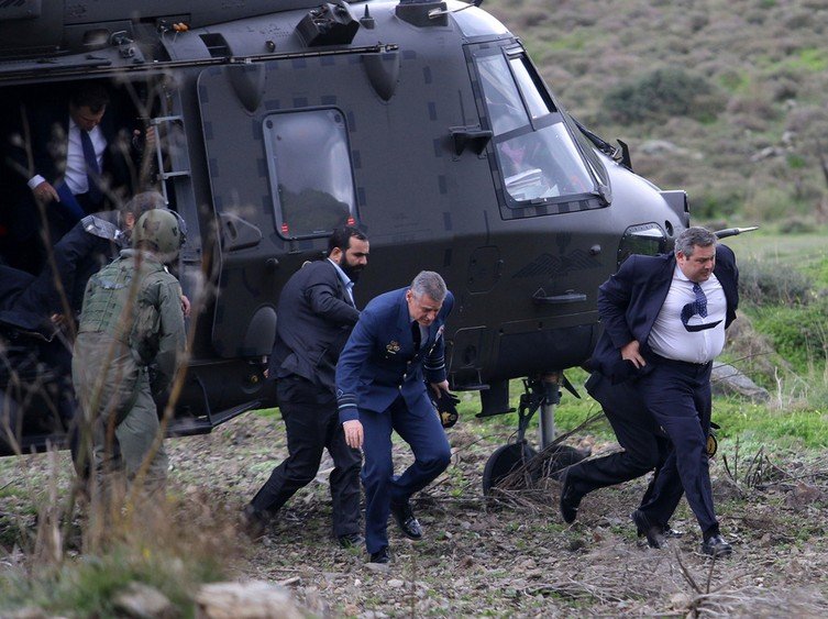 Αποδοκίμασαν τον Καμμένο στην Κω: Δεν άφηναν να προσγειωθεί το ελικόπτερο -Συγκρούσεις κατοίκων με τα ΜΑΤ | iefimerida.gr 0