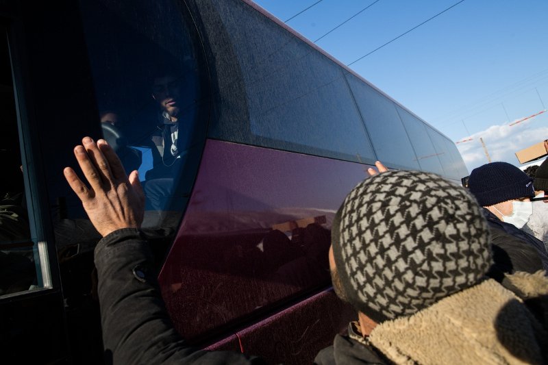 Εκκενώνεται η Ειδομένη: Αναχώρησαν 6 λεωφορεία με πρόσφυγες | iefimerida.gr 0