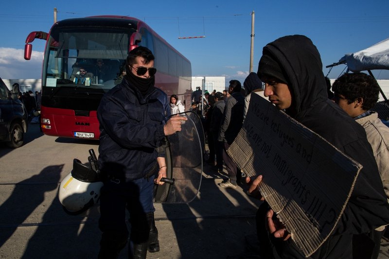 Εκκενώνεται η Ειδομένη: Αναχώρησαν 6 λεωφορεία με πρόσφυγες | iefimerida.gr 1