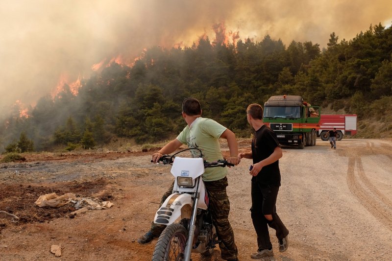 Ολονύχτια μάχη με την φωτιά στα Δερβενοχώρια -Κινδυνεύουν σπίτια | iefimerida.gr 0